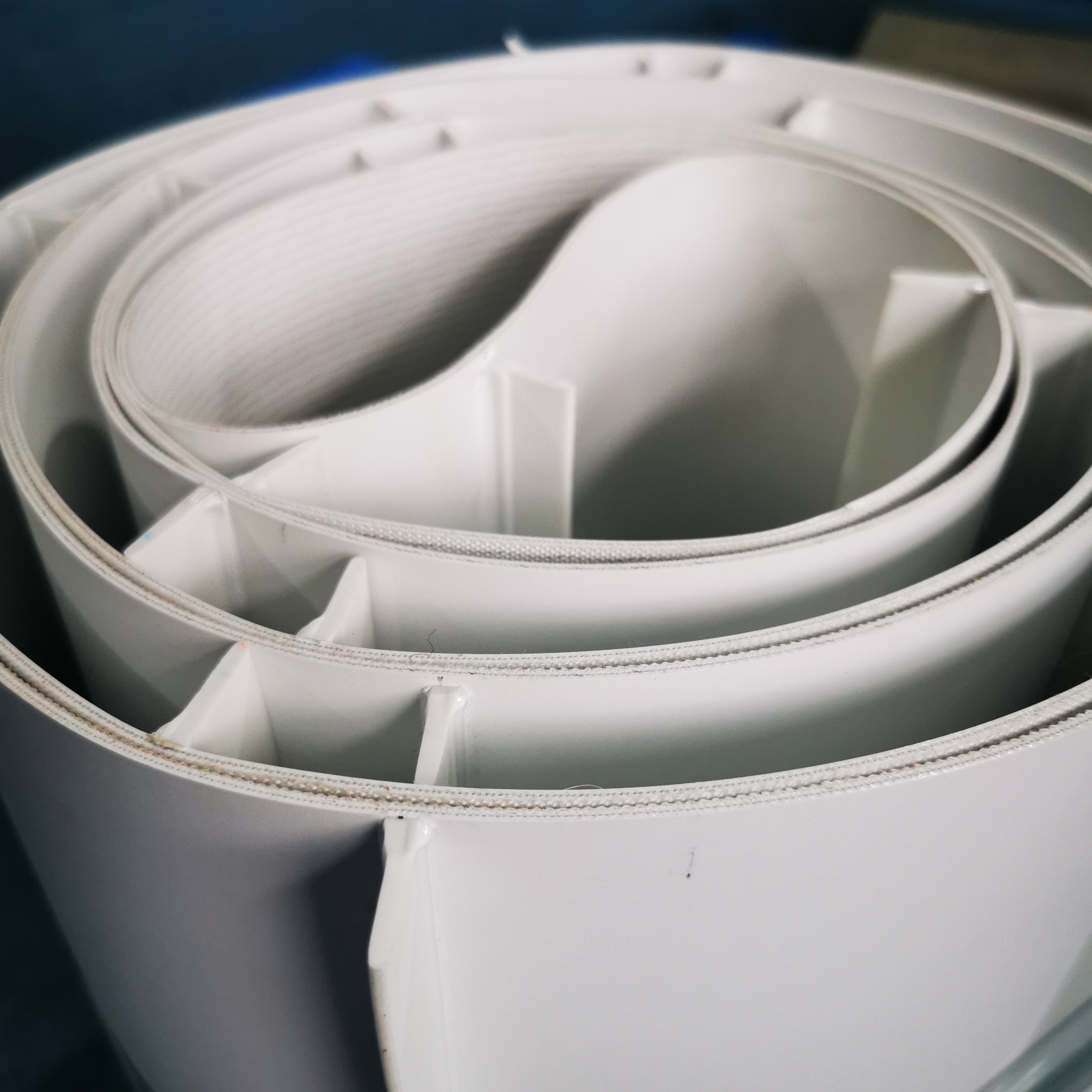 食品輸送帶擋板隔板提升機(jī)輸送帶白色藍(lán)色綠色