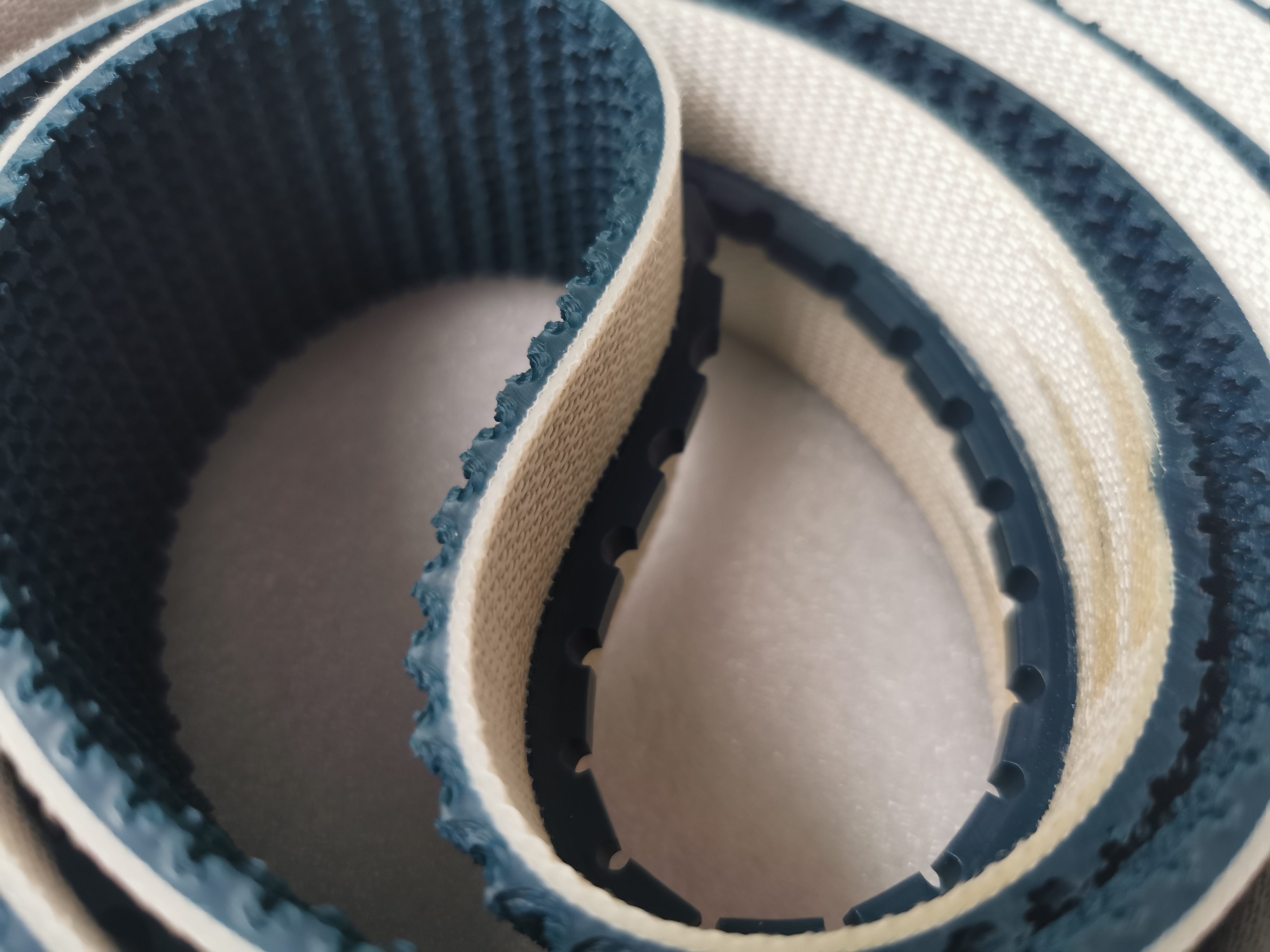 帶導(dǎo)條皮帶防跑偏輸送帶導(dǎo)向條導(dǎo)向筋傳動(dòng)帶